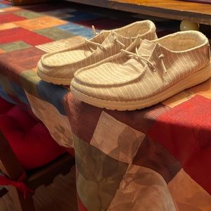 Hey dude size 6 tan & cream striped